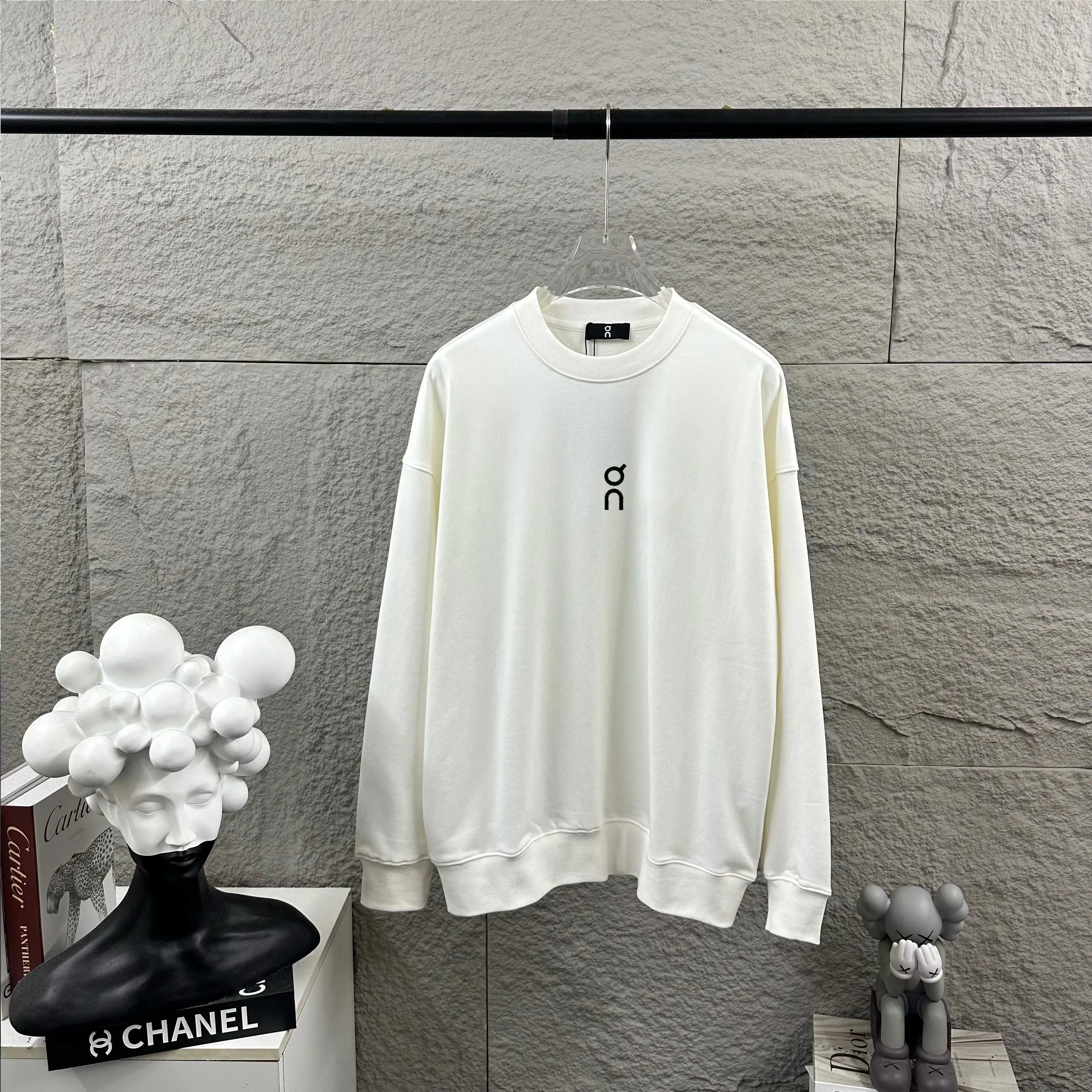 On*running* Early Autumn and Winter New Arrival Classic letter totem embroidery + heat transfer process Customized terry fabric Long-sleeved round neck sweatshirt Men and women Same Style Color: Black White Size: S (90-130 pounds) M (120-150 pounds) L (140-165 pounds) XL (160-180 pounds) XXL (180 pounds)